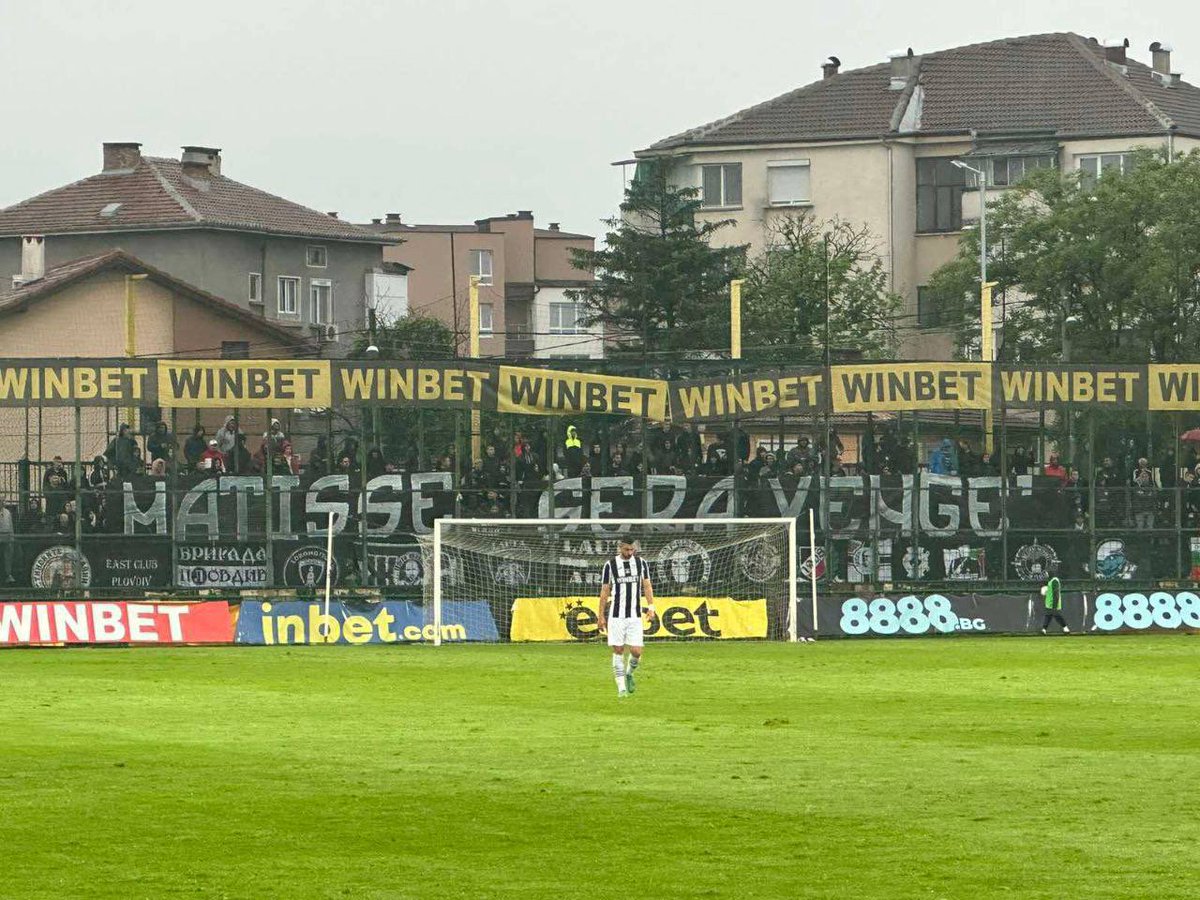 🇧🇬En Bulgarie, les supporters du Lokomotiv Plovdiv (1re division) déploient cette banderole en tribune : « Matisse sera vengé ».