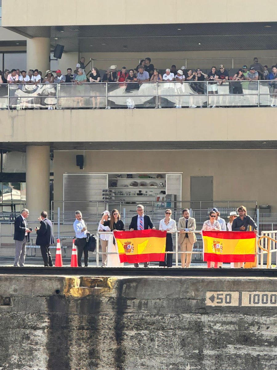 Bonitas imágenes del #JuanSebastianDeElcano de @Armada_esp 🇪🇦 transitando esta mañana por las esclusas 🚢 del Canal de Panamá 🇵🇦 donde ha sido despedido por el embajador, personal diplomático y familiares de los tripulantes 👋👋 ¡Buena mar y hasta la próxima visita!