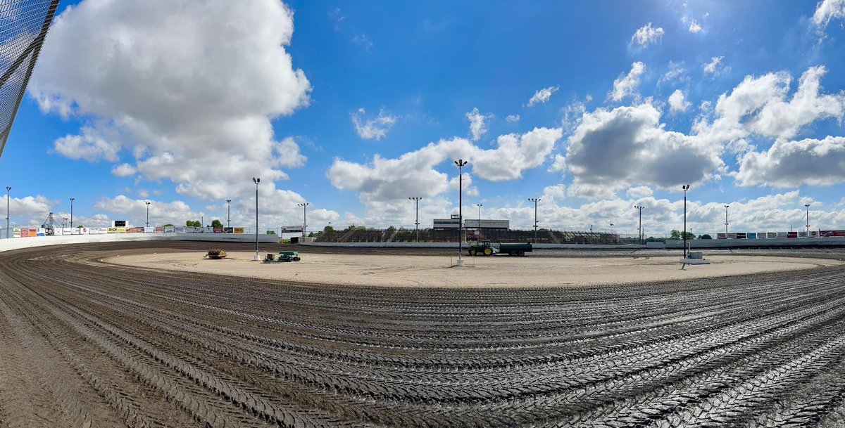 Bring on the sunshine!☀️ Tomorrow 🏁 ‘Spring Showdown’- @USACNation & MMSA Mini Sprints! Hot Laps 6 PM (Central) Racing 7:30 PM General Admission Ticket Info Adults $30 Students (ages 13-18) $20 Kids ages 12 & under are FREE! Ticket booths open @ 4:30pm Pit gate opens @ 3pm