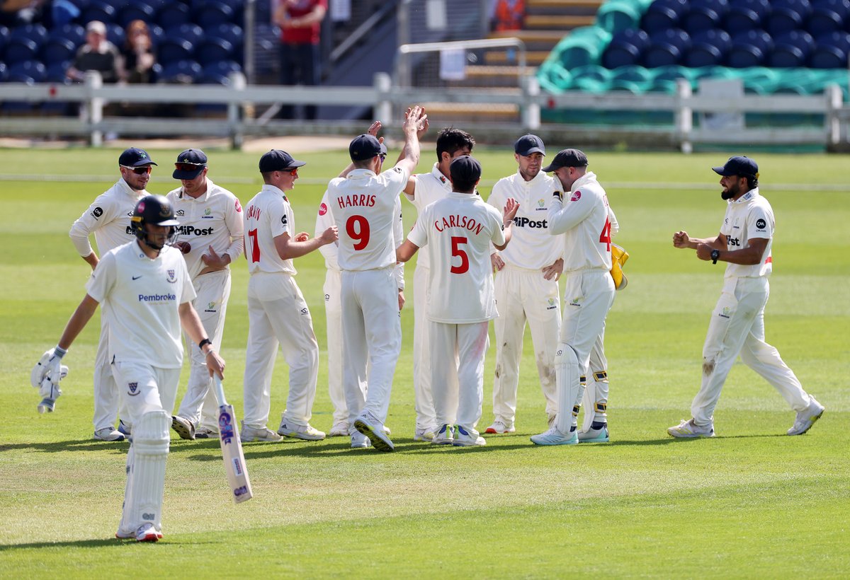 𝗗𝗔𝗬 𝗥𝗘𝗣𝗢𝗥𝗧 | Mir Hamza and James Harris each claimed 4 wickets as @SussexCCC were dismissed for 278 after they were invited to bat first by Glamorgan in their @CountyChamp match at Sophia Gardens Read more 👉 glamorgancricket.com/glamorgan-suss…… #OhGlammyGlammy #GLAvSUS