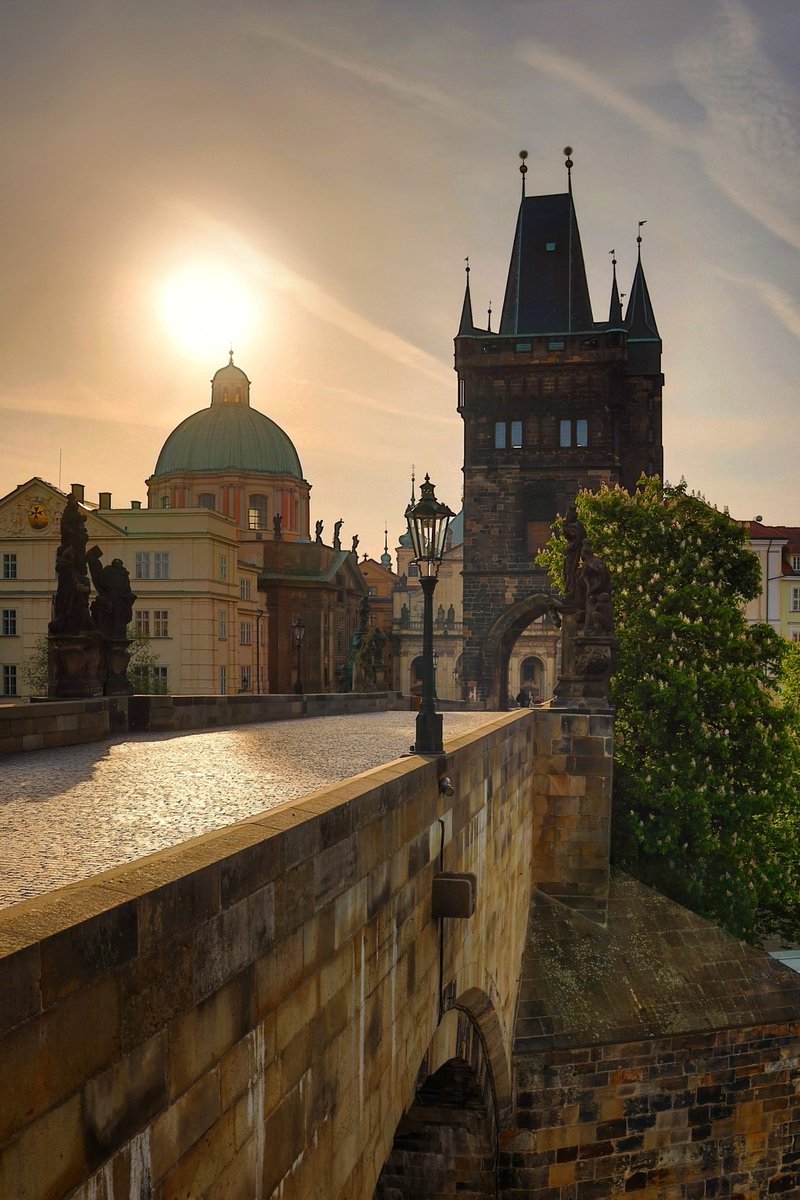 Dnešní kouzelné svítání na Karlově mostu jedinečným objektivem Kláry Hášové #cfoto #Prague #Czechia