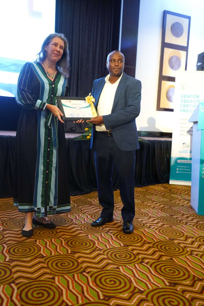 rwandastandards's tweet photo. Muri uyu muhango uri kubera kuri @kigaliserena , hashimiwe ibigo 8 bimaze gutera intambwe igaragara ndetse n'ibindi 11 byahawe ibyemezo byo kwimakaza ihame ry'uburinganire bishyiraho ibikorwa by'indashyikirwa. #RwOX #GenderSealRw https://t.co/zQtDkp2X2H