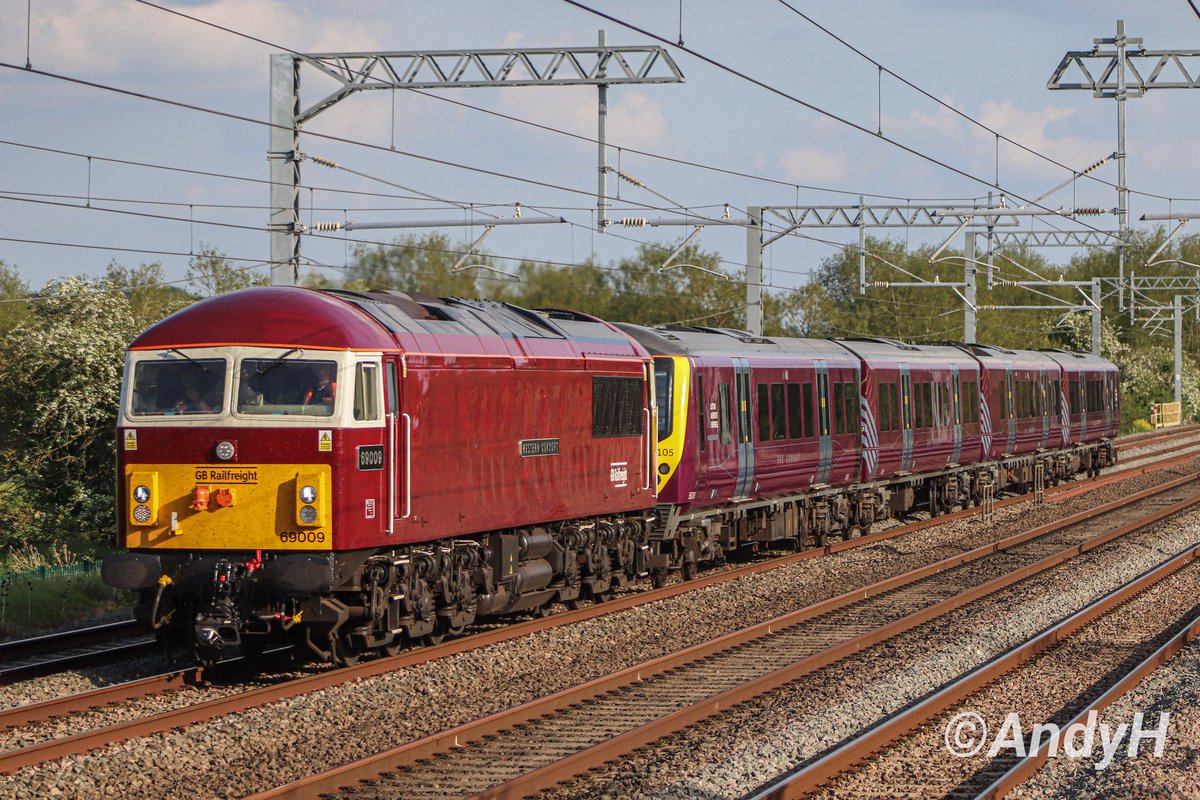 A lovely colourful way to start the weekend, @GBRailfreight #SoixanteNeuf 69009 'Western Consort' heads north in the evening sun past Isham with #EMR 360105 in tow as 5F60 Northampton EMD to Kettering Stabling Sidings. #MML #Class69 #GBRF 10/5/24