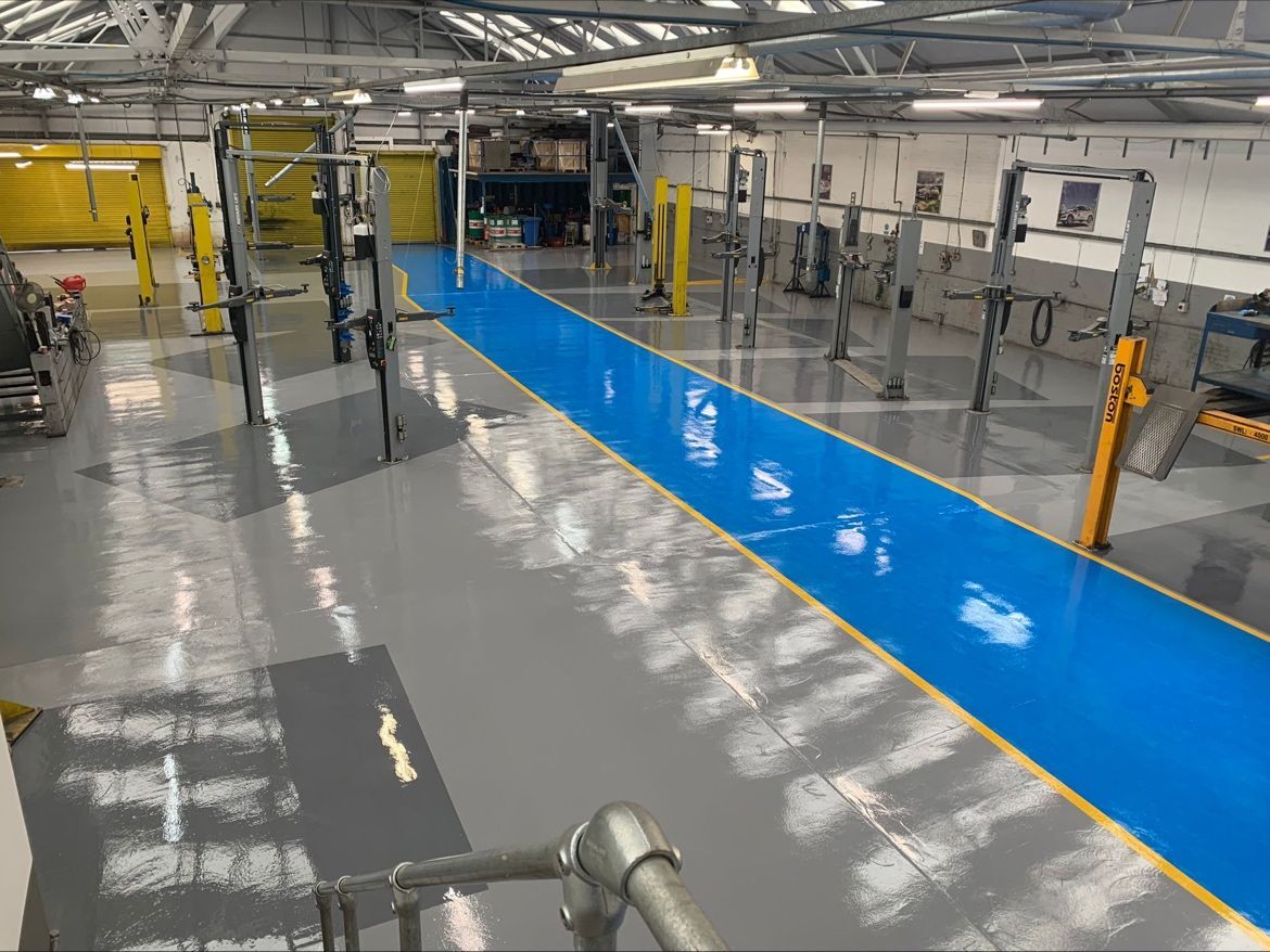 🛠️✨ Just in! 850 sqm of #EpoxyResin magic at Hills Ford of Kidderminster. 4 days, 3 colors, and a workshop transformed! 🚗 Check out how we did it 👉 bit.ly/3VTXnDD #FlooringTransformation #PSCFlooring