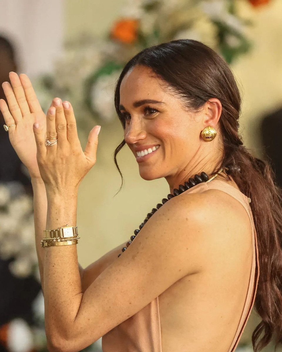 vogueturkiye's tweet photo. #PrensHarry ile Nijerya'da 72 saatlik bir gezide olan Sussex Düşesi #MeghanMarkle, #HeidiMerrick marka ten rengi maksi elbisesini boho aksesuarlarla tamamlıyor. 

Fotoğraf: Getty Images https://t.co/q33auRQ6mm