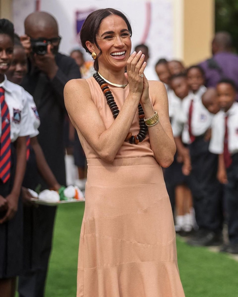 vogueturkiye's tweet photo. #PrensHarry ile Nijerya'da 72 saatlik bir gezide olan Sussex Düşesi #MeghanMarkle, #HeidiMerrick marka ten rengi maksi elbisesini boho aksesuarlarla tamamlıyor. 

Fotoğraf: Getty Images https://t.co/q33auRQ6mm