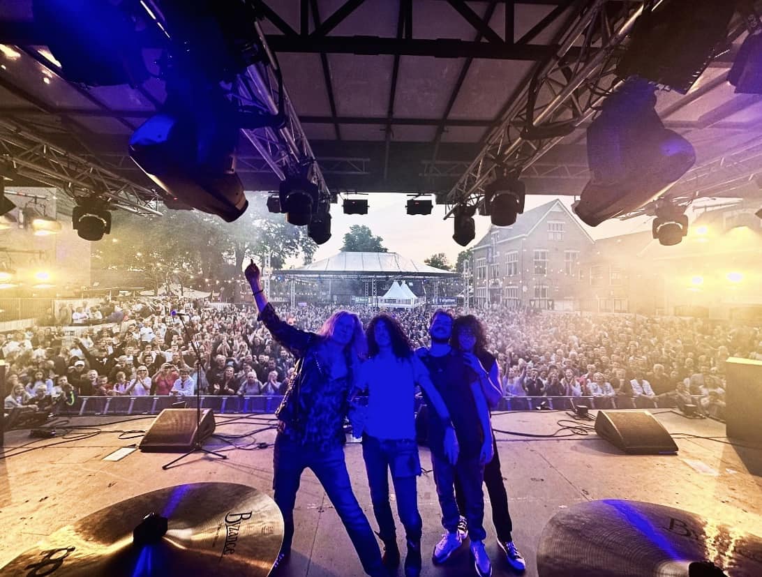 moonkings_fanpg's tweet photo. Happy Friday, amigos! Here are a new photo & a new message from our legendary axeboy Adrian!
#AdrianVandenberg #MatsLeven #SemChristoffel #JoeyMarinDeBoer #Vandenberg @Adriandenberg @vandenbergband https://t.co/eZ37QQyeTI