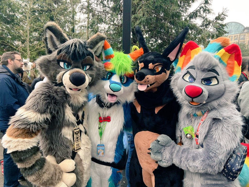This #FursuitFriday we have only cute boys 🥰
📸<a href="/_Akita_Inu_/">🇯🇵 Tennō 🇯🇵</a>