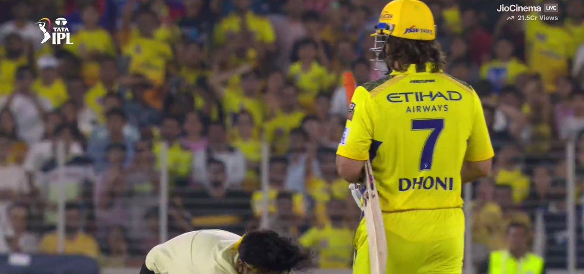 Respect above all, no dhoni fan will pass without liking this picture ..!!

#CSKvsGT
