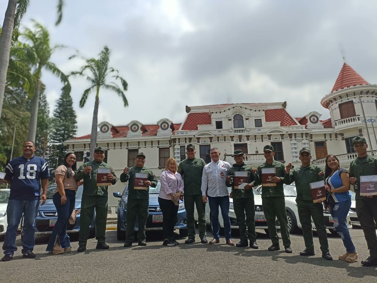 GnbGaranteDePaz's tweet image. Felicitaciones a los siete ganadores por REDI del sorteo Fénix N°6 que se efectuó el pasado 18 de abril, quienes hoy recibieron las llaves de su vehículo 0 Km ¡Seguimos avanzando, máximo bienestar integral para nuestros centinelas!
#VenezuelaFestivalDeAmor