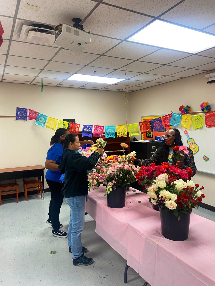 And just when you thought it couldn’t get any better @JonesES_AISD, our Ts & staff had the opportunity to make flower bouquets in honor of Mother’s Day! Can’t you just feel the love? 💕 @palegria1 @carlonda_davis @MsMBaskin #MyAldine