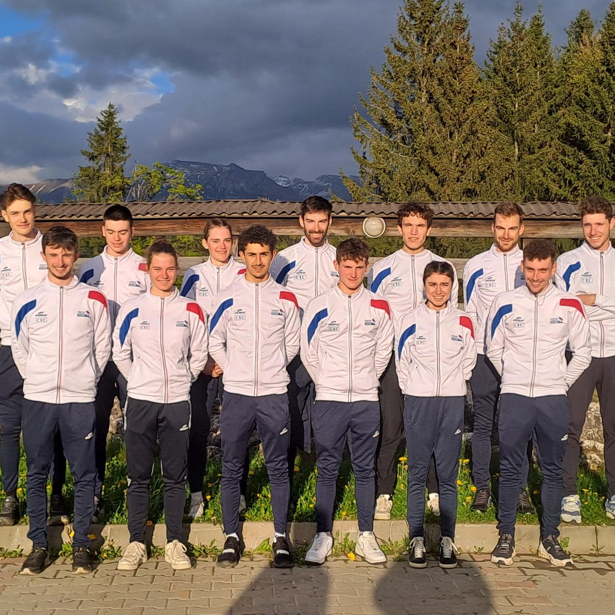 ➡️ L'équipe de France de relais mixte est vice-champion d'Europe de relais mixte ! 🥈🇪🇺 🇫🇷 Voici l'équipe qui rapporte la 2ᵉ médaille à la France, Nicolas Kalanquin (JM), Anais Moulin (JW), Yannis Musy (U23M), Tatiana Tournut (U23W), Olivia Onesti (U23W), Titouan Carod (EM)🔥