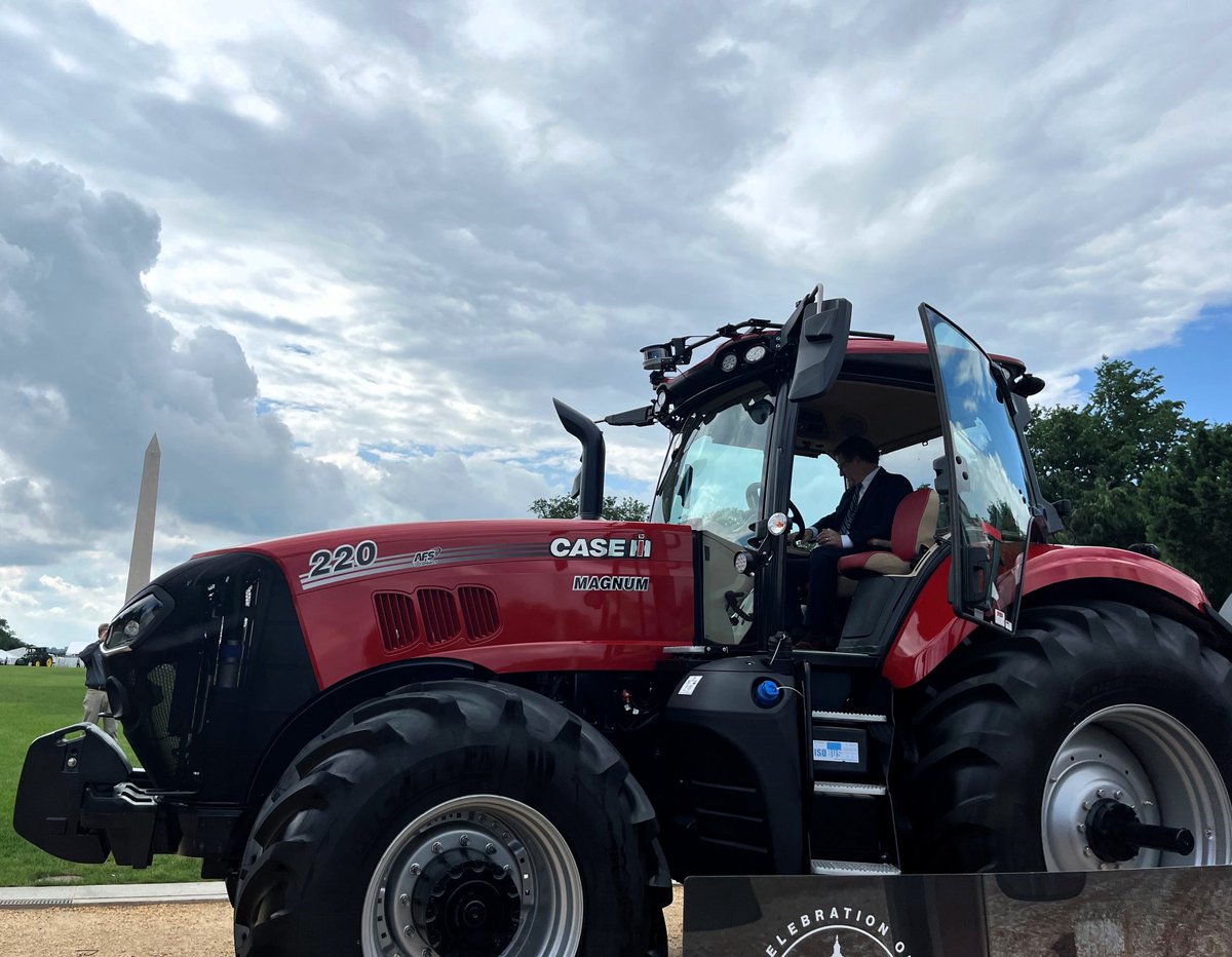 This week, on the National Mall @aemadvisor, with other American industry leaders, showcased the innovative equipment our farmers and ranchers are using to feed and fuel the world. It was great to join fellow @westerncaucus members at #AgOnTheMall24.