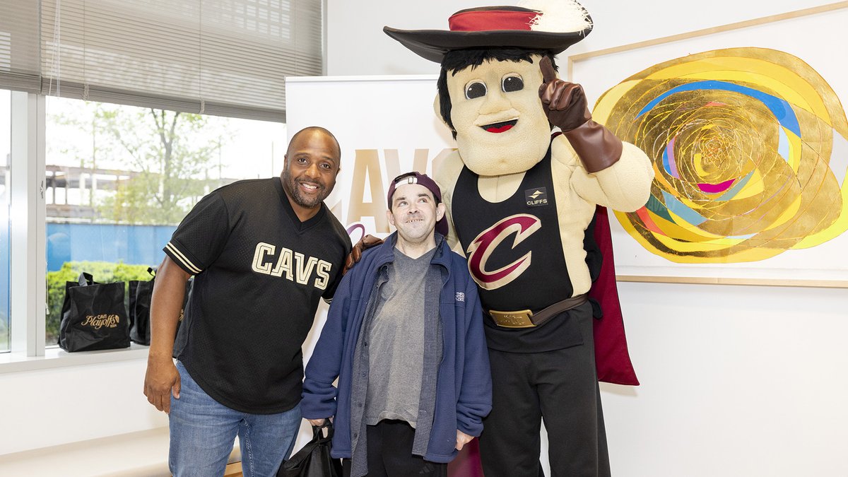 Our young fans @CleClinicKids are sharing that winning feeling with @CavsSirCC and @CavsAhmaad! Let's keep the fist bumps and high fives going into tomorrow's @cavs playoff game. 🙌👊💪 #LetEmKnow Cleveland!📢