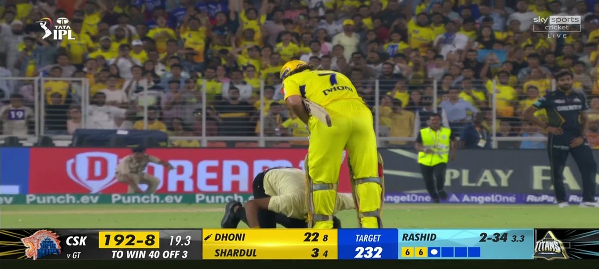 Riturajdeka6's tweet photo. #DHONI𓃵 fan touch the feet of #thala 😛 #IPL2024 #DHONI𓃵 #CSK #cskvsgt https://t.co/oVqVOKEM9N