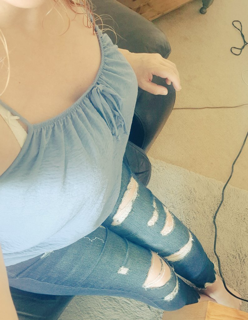 missfortytwo's tweet image. Friday in brief, always in the jeans ( feel hideous in shorts ), daisies, dandelion clocks - make a wish -  ... saw my Dad 😍, did some charity shop shopping, about to cook up a storm &amp;amp; crack open the vino plonko, sorry guys, nothing titillating ... #middleaged #FridayFeeling xx