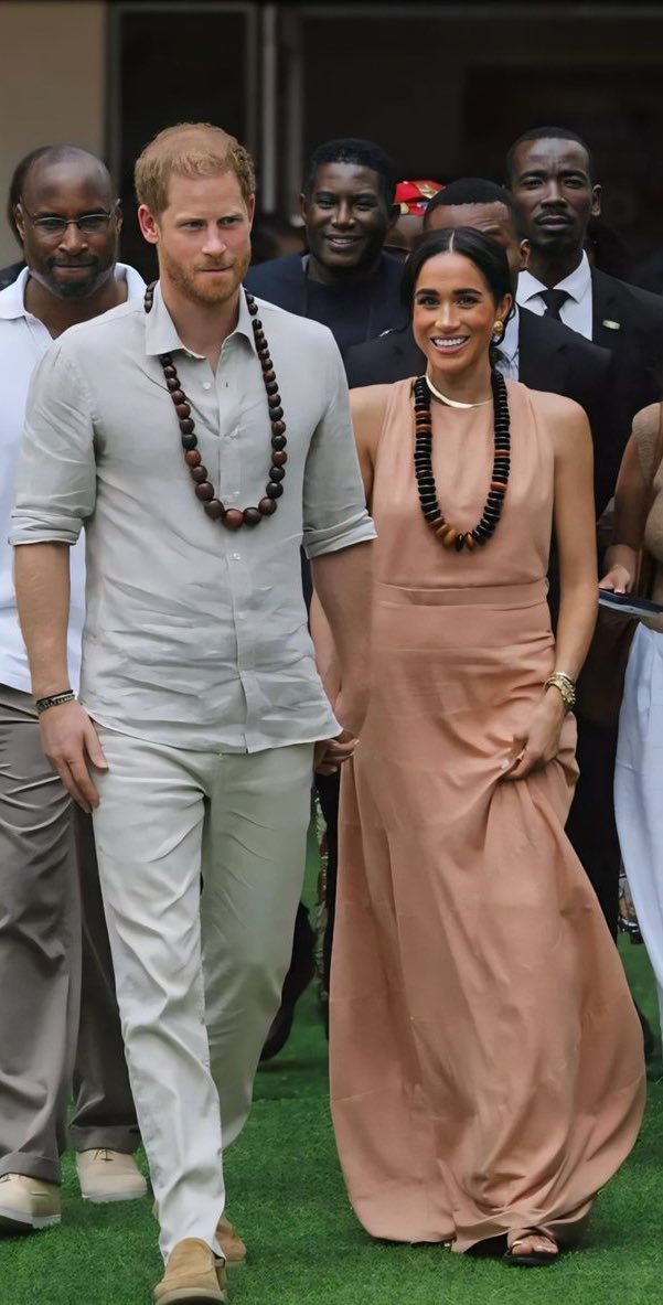 The Duke and Duchess of Sussex are in Nigeria? This is a power photo!😍 #HarryandMeghaninNigeria