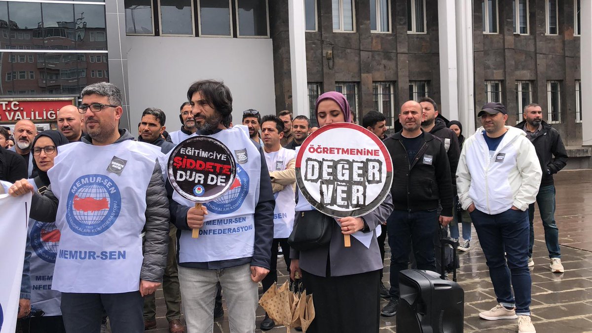 Karsebs1's tweet photo. 📌ARTIK KINAMA DEĞİL, ŞİDDET YASASI İSTİYORUZ. 

Eğitim çalışanlarına dönük şiddetin yasal güvence altında önlenmesi ve bir an önce somut adımlar atılması için hükümet konağının önünde eylemdeyiz. 
@EgitimBirSen https://t.co/6t4yZF5xdC