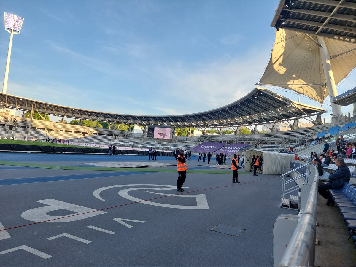 arn_fm's tweet photo. Country 10 tonight. At Paris FC vs. Guingamp in Ligue 2. https://t.co/4EbO9cQvnA