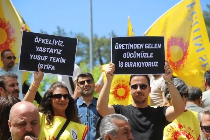 Eğitimciler, İstanbul’da bir öğretmenin öğrencisi tarafından öldürülmesine karşı iş bırakarak, şiddetin durdurulmasını istedi. Yürüyüş yapan öğretmenler sık sık ‘Bakan istifa’ sloganı attı. #ÖğretmenimeDokunma yeniyasamgazetesi5.com/ogretmenler-bi…
