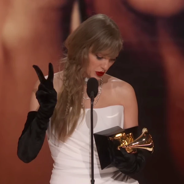 SpotifySwiftie's tweet photo. Paris Night✌️, I have a feeling you're going to have a very special night! #ParisTSTheErasTour @taylornation13 https://t.co/HtllX4grbs