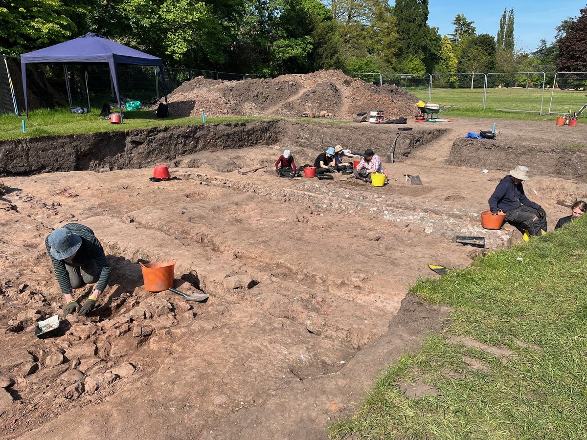 HistArchChester's tweet photo. #DigChester Day 14, things are hotting up 😎… Iestyn: Today began with uncovering what we think is a Roman context, finds such as Roman pottery and CBM were discovered. It was also our Animal Bone identification session, which was incredibly interesting! @uochester @cwacmuseums https://t.co/moYqaB3Y9t