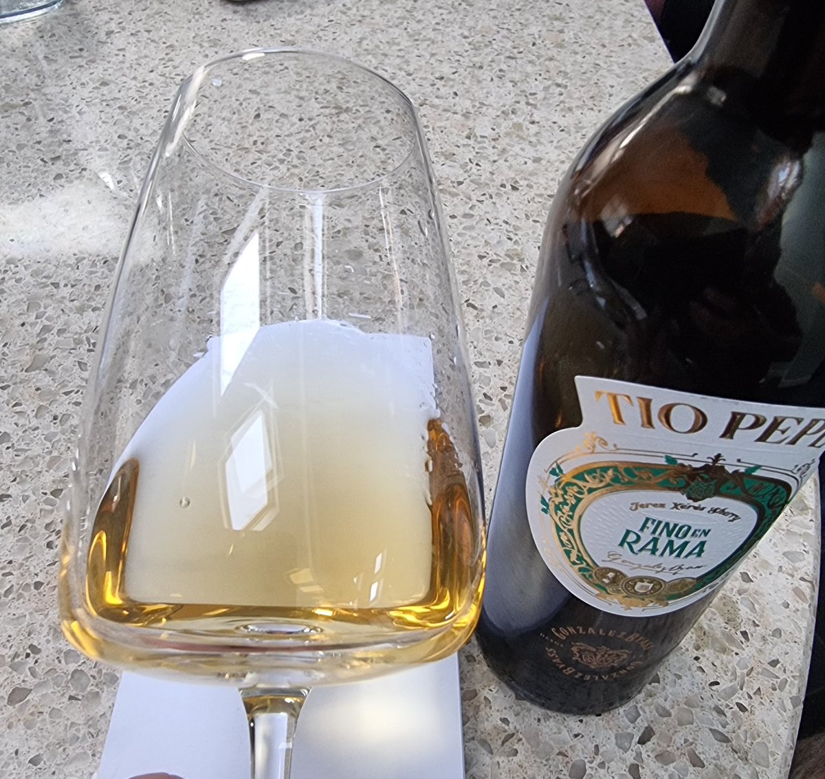 First @TioPepeWine en rama of the 2024 season. Darker colour than the 23 iteration, with a really applely nose. Almonds and bag loads of salinity on the palate. Nice :)