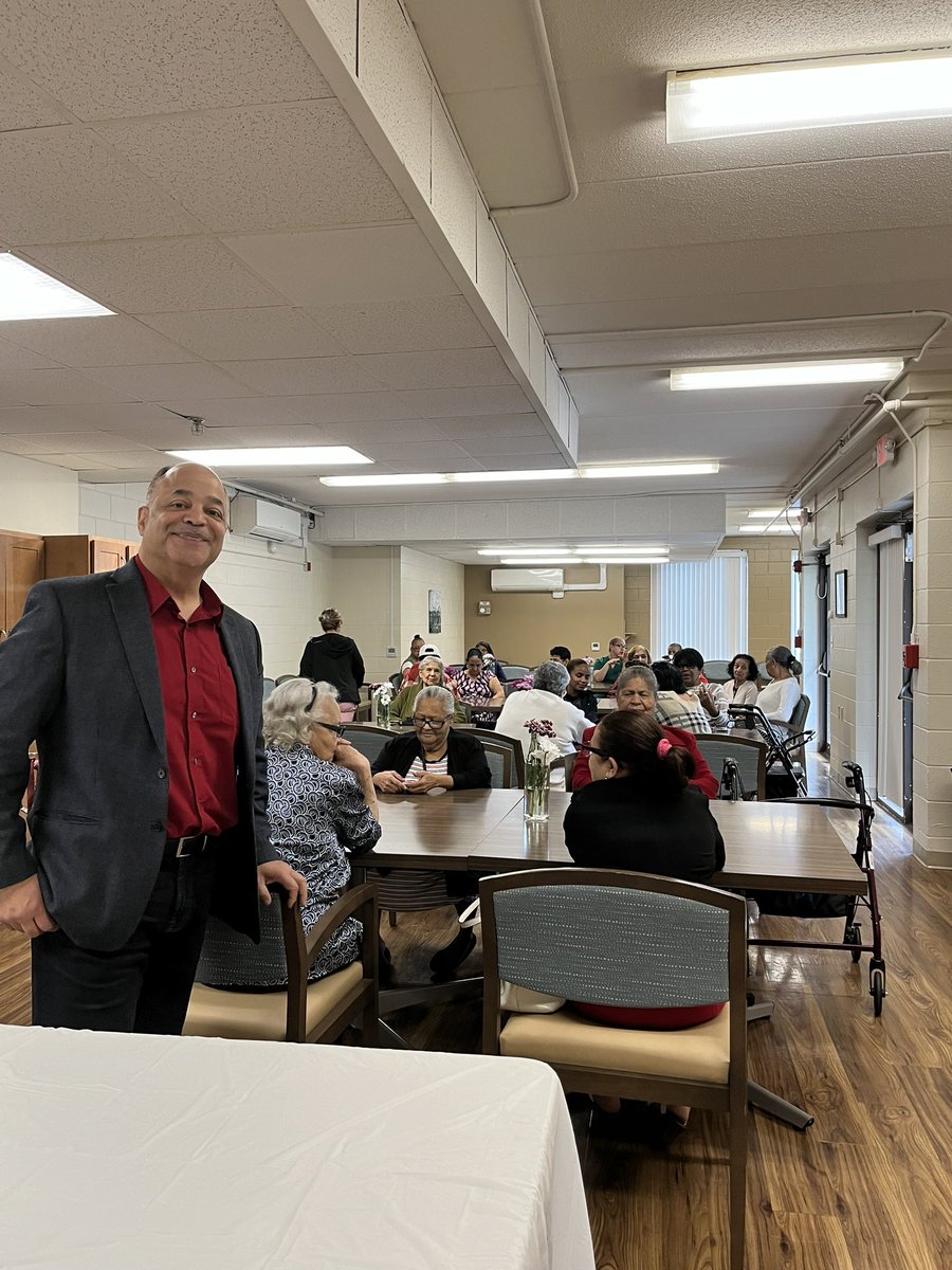 Happy Mother’s Day weekend! 💐 Over the past two days, Ward 10 Councilman Espinal has been spending time with his residents in two spaces that feel like second homes—Charlesgate Apartments and Oxford Place and Garden Apartments!