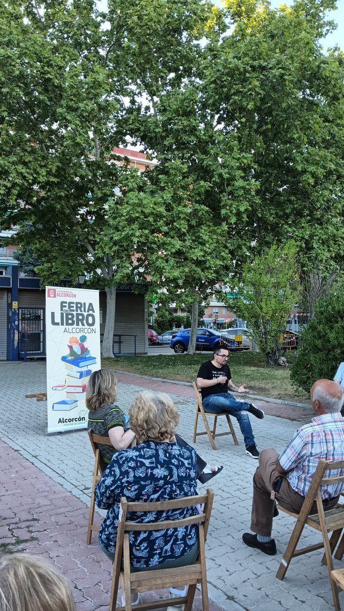 Me quedo con estas dos frases 'Las cosas tienen que estar a escala humana' y 'Hay lugares que necesitan su propia población, y nadie ha pensado en ellos'de @jorgedioni en la #FeriaDelLibro de @AytoAlcorcon