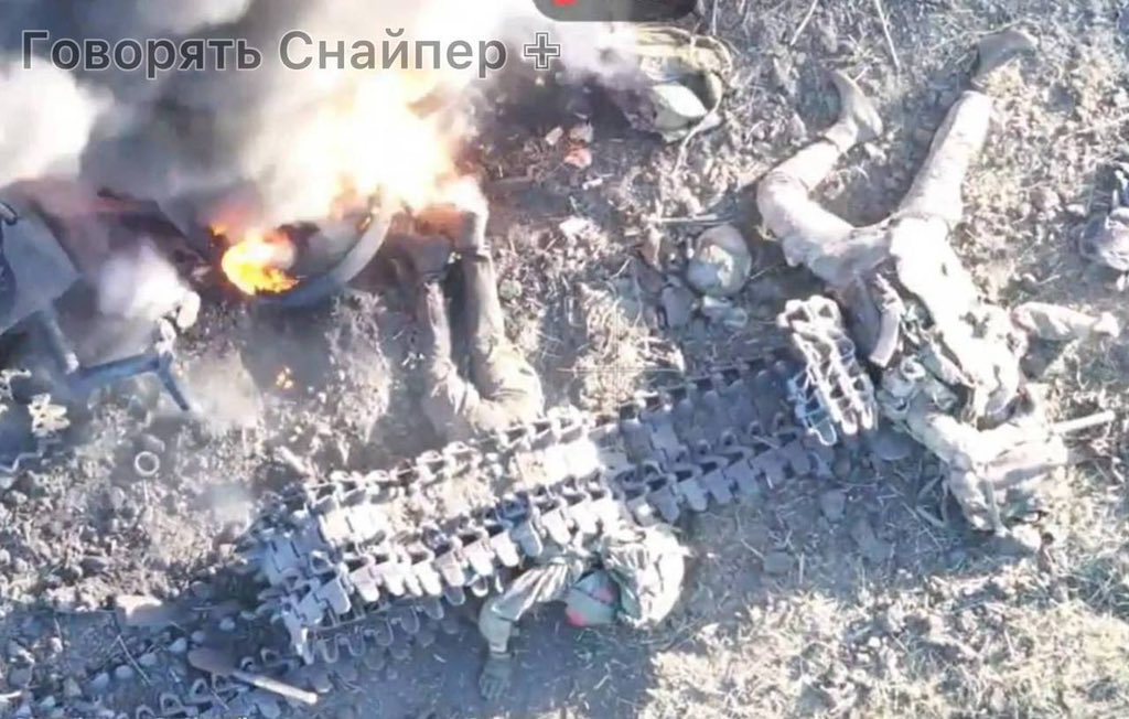 Krasnahorivka’da imha olmuş zırhlı araç paleti altında kalan Rus personel.