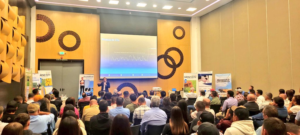 marantoniaserna's tweet photo. <<La Alimentación en la Ganadería y su efecto sobre la producción de gases efecto invernadero>>  @Alex_MdeLeon  en el 
<<X seminario internacional lactividad >> por un mundo más lácteo.  #Ganadería #Colombia #EjeCafetero #Lechería #EfectoInvernadero https://t.co/Sn5Mjx7amI