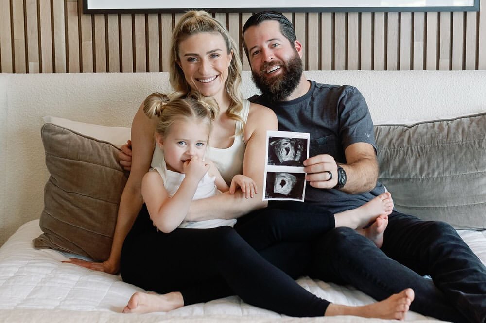 DiscoveryHHBR's tweet photo. A maravilhosa #JasmineRoth anunciou que está grávida de seu segundo filho! Já estou contando os dias para ver essa fofura, e vocês? 👶🏻✨
📸: jasminerothofficial e People Magazine https://t.co/3x3s5FS95K