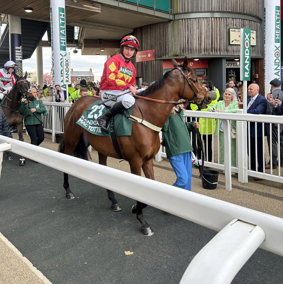 🔴🟡 MAC TOTTIE officially retired - what a legend of a horse.

🌟 A proper Aintree specialist, with victories in the Grand Sefton, the Topham Chase and a nice handicap on Boxing Day.

(📷: @Crazyg07231486)