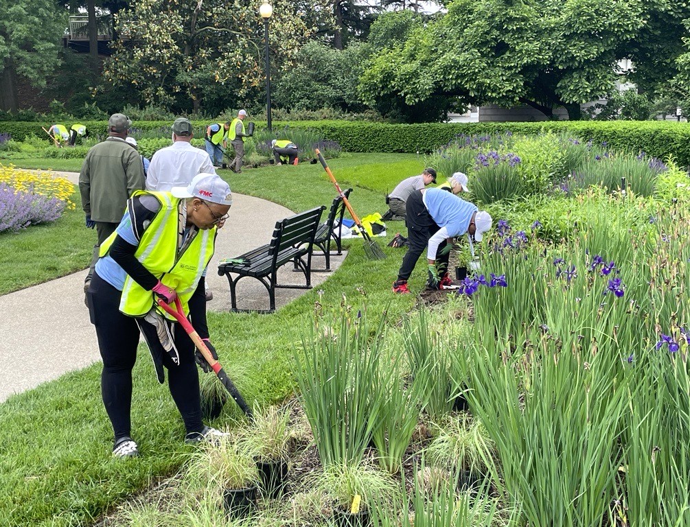 Thanks to everyone from the American Golf Industry Coalition who volunteered in the park today. An annual event for this group, they helped beautify the grounds around the George Mason Memorial and the Jefferson Memorial. We appreciate their time and skills. Great job!