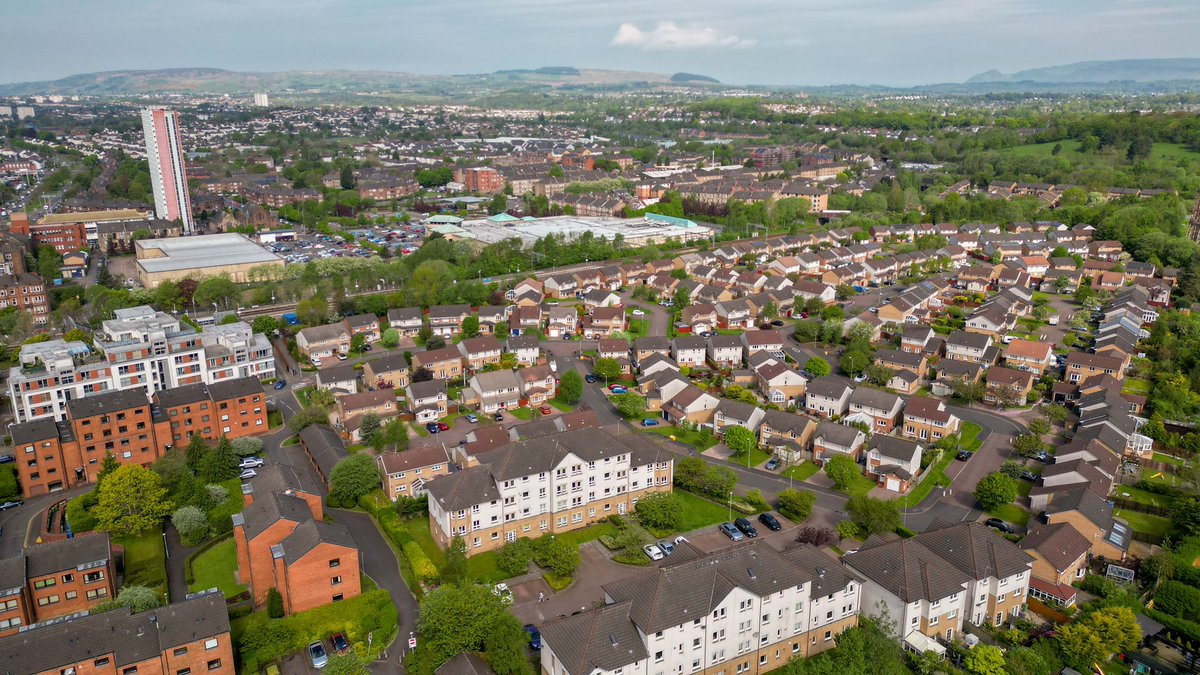 Love it when the sun comes out West End #Glasgow #Scotland #anniesland #kelvindale #westend @GlasgowWEToday @Lock27Glasgow @PastGlasgow @Visit_WestEnd @CANDOsummit @Glasgow_Canal @scottishcanals @peoplemakeGLA @Glasgow_Live @lomondtrossachs #sunny #SundayRoast #aerialphotography