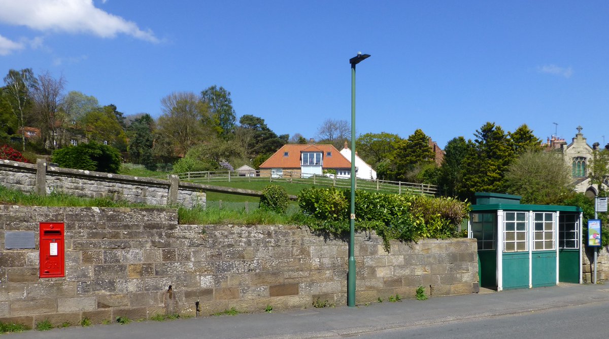 💌📮Good morning #postbox spotters. GR wallbox in Slights #NorthYorkshire and bus shelter with a touch of rustic charm #postboxSaturday 📮💌