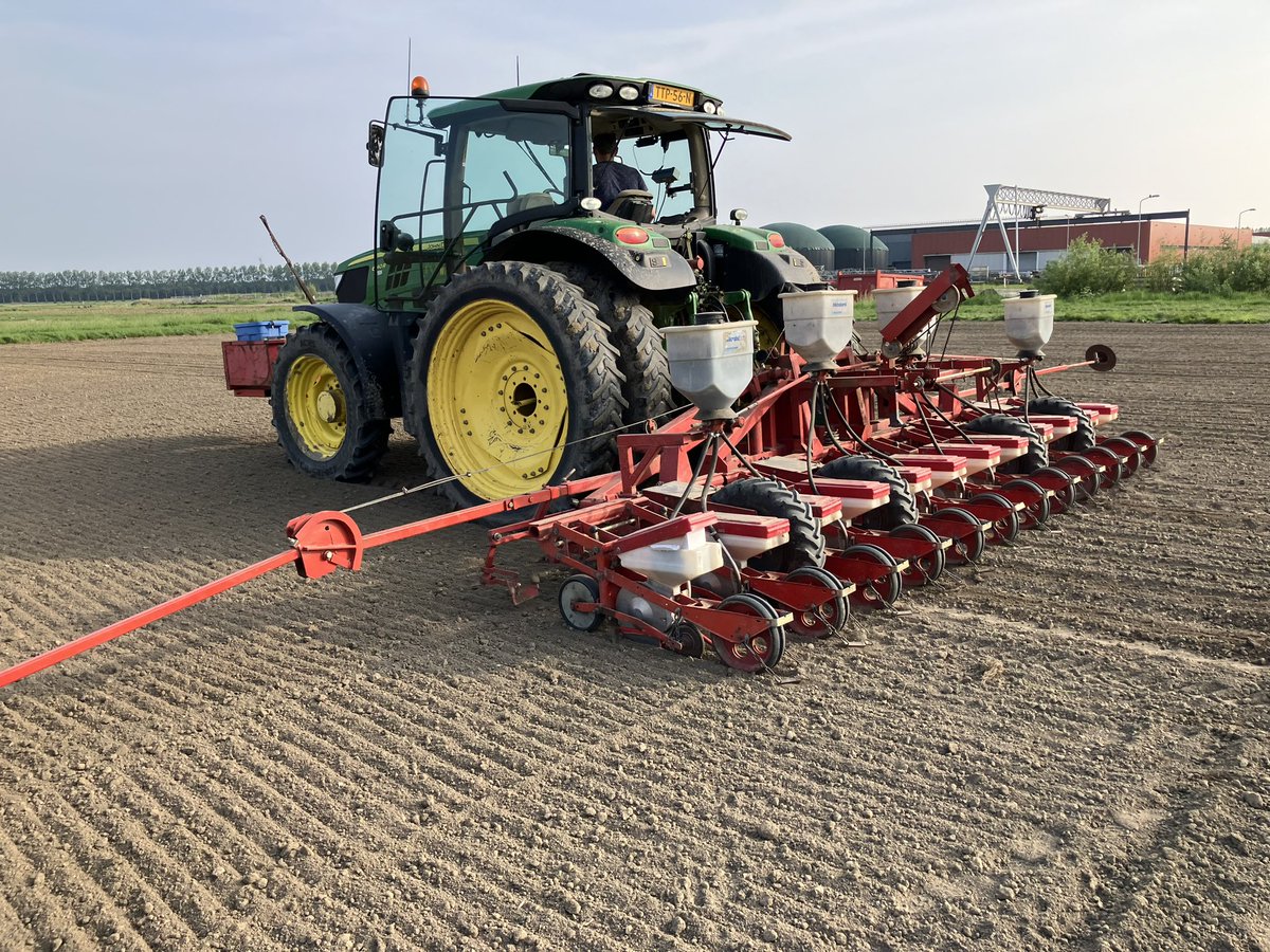 Vanavond de #suikerbieten gezaaid op het demoveld van <a href="/iperen_nl/">Van Iperen</a> #akker #oogst2024 10 mei gezaaid. Bijna het laatste perceeltje op Goeree Over Flakkee. <a href="/nieuweoogstnl/">Nieuwe Oogst</a> <a href="/boakkerbouw/">BO Akkerbouw</a> <a href="/AkkerTweet/">Akkerwijzer.nl</a>