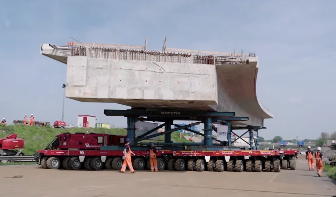RWS_WNZ's tweet photo. Dat liep op rolletjes vandaag. Op meer dan 400 wielen reden we een viaduct van meer dan 1500 ton op zijn definitieve plek. Het viaduct wordt een nieuwe oprit van de @A16Rotterdam richting Rotterdam The Hague airport. Kijk je morgen ook weer mee? #A16 #Terbregseplein #Hoofdweg https://t.co/vAusgSVWRR