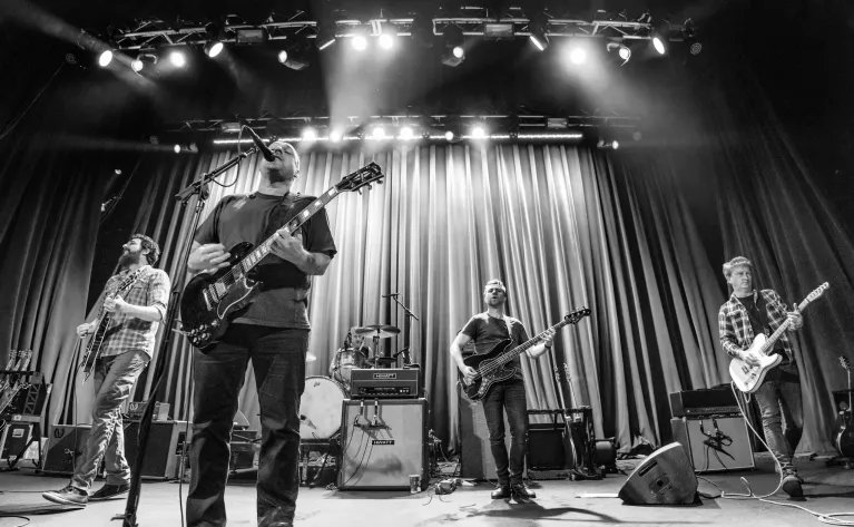 Live Review: Sunny Day Real Estate (@sdreband) marked 30 years of their seminal album Diary by playing its anthemic tunes in a sold-out show @HowardTheatre on May 7. parklifedc.com/2024/05/10/liv…