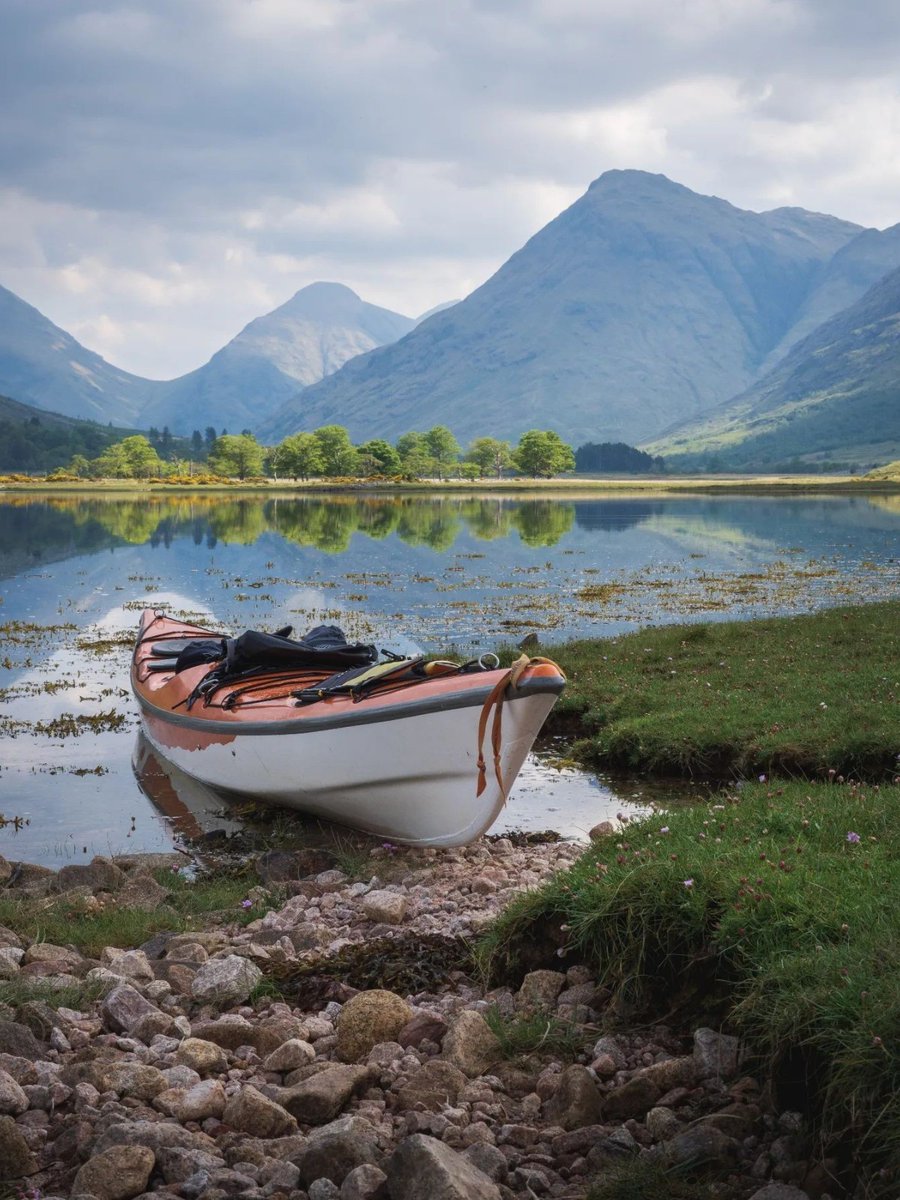 Talk about a stunning view for a spot of kayaking! 🌊 Will YOU be adventuring in #Scotland this year? 😍 📍 Glen Etive 📷 IG/doyoulikeneoprene #RespectTheWater