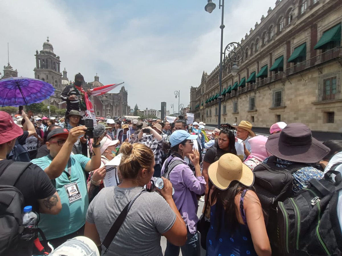 Colectivos de Madres Buscadoras de la Ciudad de México llegan a Zócalo capitalino para exigir al gobierno federal dejen de desaparecer a los desaparecidos una vez que en los diferentes censos del @GobiernoMX, se busca recortar el número de estas personas.