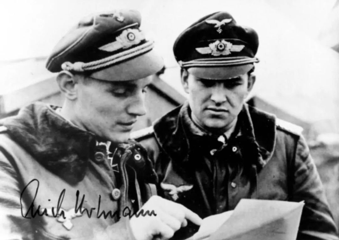 Erich Hartmann ve Binbaşı Gerd Barkhorn. Her ikisi toplam olarak 653 uçak düşürmüşdür.