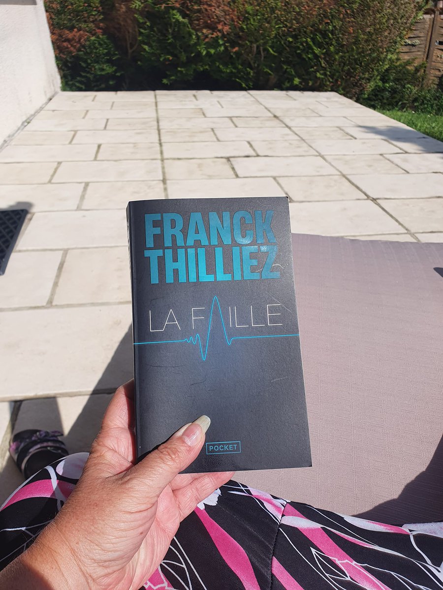 Hell7777's tweet photo. #10 #LaFaille 2023 📖
@Pocket_Editions 2024
‼️ 13e tome #SharkoHennebelle ‼️
Une intrigue prenante, addictive
Cette fois il nous emmène au frontière de la mort☠️elle même 💀Il aborde notamment les EMI négatives😱👿
Du très grand @fthilliez !!
📝09/10📝
#Soleil🌞#BonBouquin☕️ https://t.co/vIGy3arIft