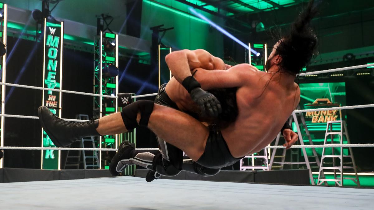 4 years ago today at #MITB, WWE Champion @DMcIntyreWWE and The Messiah @WWERollins tore the house down in an outstanding matchup.🔥🔥