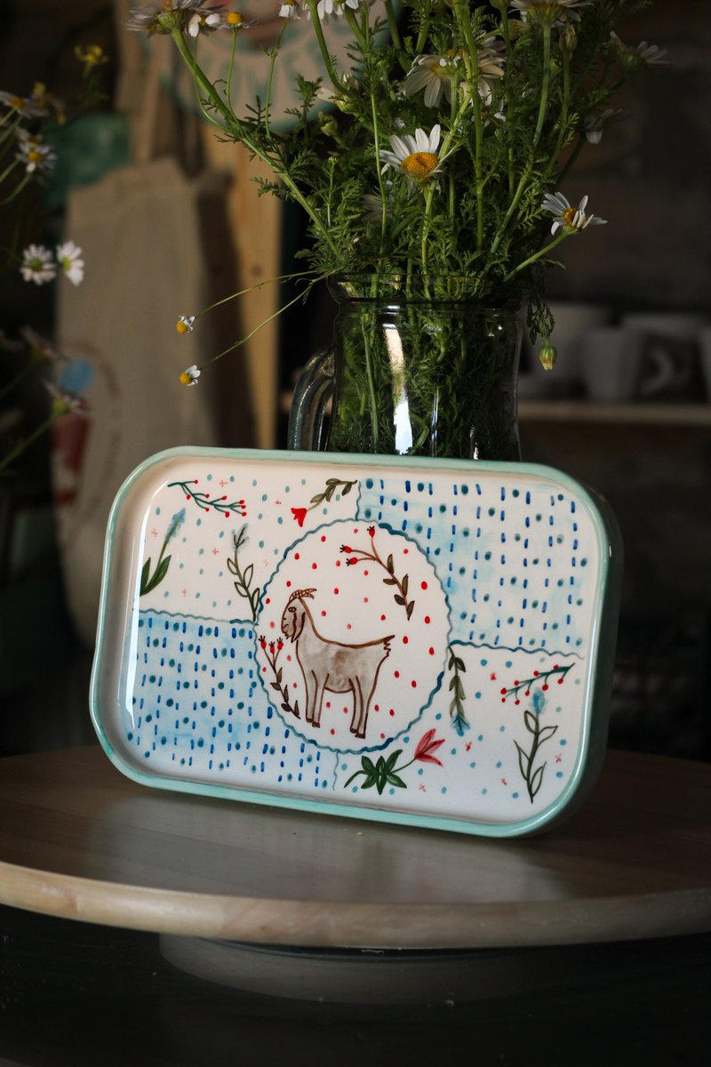 Hand-painted goat tray!  The perfect way to add whimsy to your table. Shop now: sofceramics.etsy.com/listing/163528…

#goatlover #farmhousekitchen #giftideas #servingtray #handpainted #ceramics
