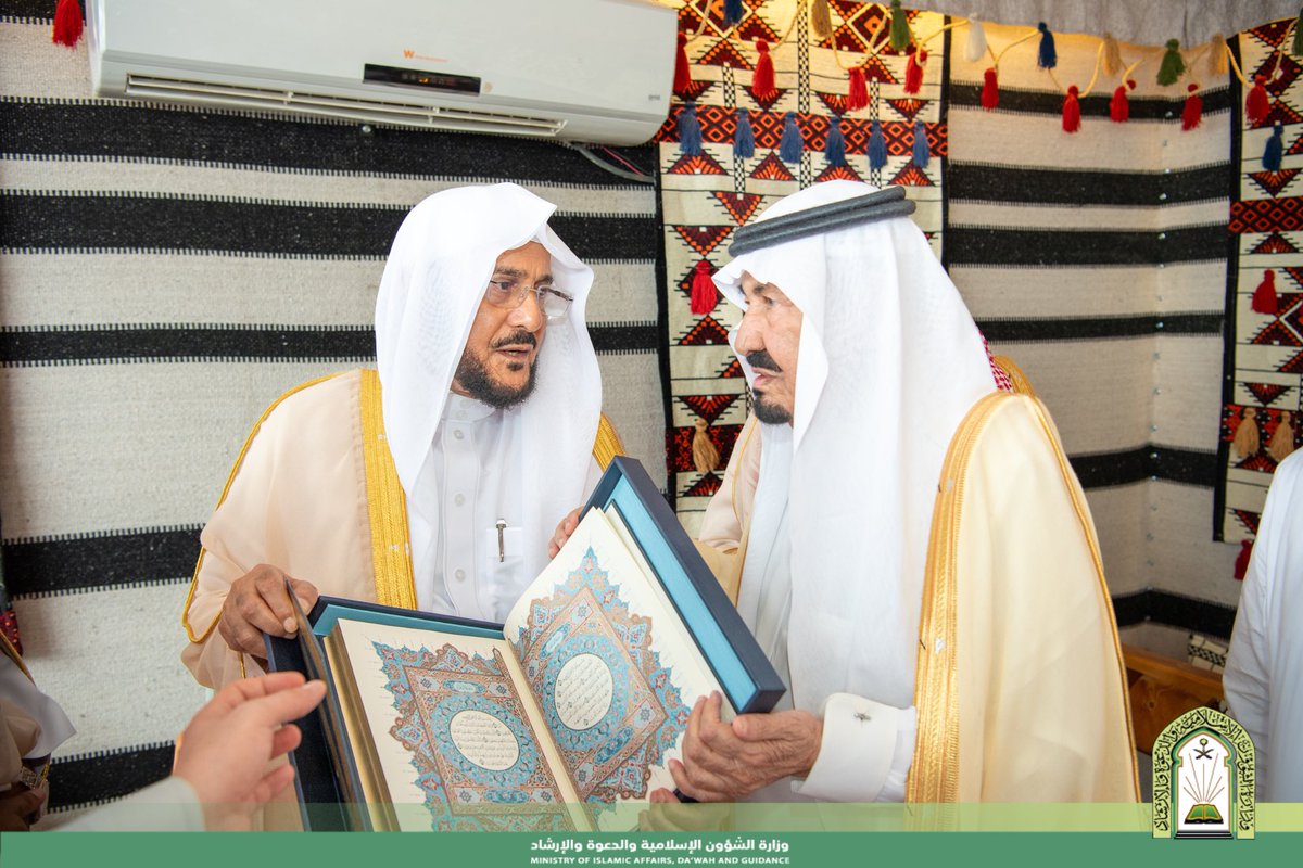 وزير الشؤون الإسلامية يزور شيخ شمل قبائل فيفاء…

زار معالي وزير الشؤون الإسلامية والدعوة والإرشاد الشيخ الدكتور عبداللطيف بن عبدالعزيز آل الشيخ والوفد المرافق له، أمس الخميس غرة شهر ذو القعدة ١٤٤٥هـ، شيخ شمل قبائل فيفا الشيخ علي بن حسن الفيفي، تلبية لدعوة تلقاها معاليه خلال