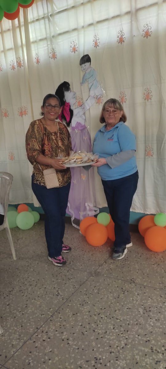 #MisionRobinson Palavecino en compartir y reconocimientos por el día a las madres a nuestras mujeres Robinsonianas

#VenezuelaFestivalDeAmor

@NicolasMaduro
@_LaAvanzadora 
@Sociabolivarian