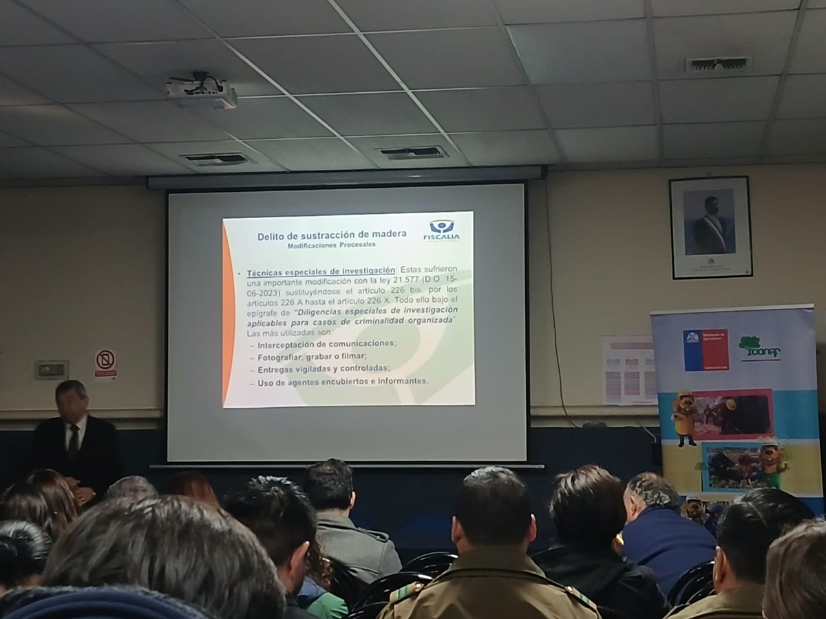 📢Freddy González, Asesor de la Fiscalía Regional #Valparaíso @fiscaliaregionV realizó capacitación respecto a la Ley 21.488 a funcionarios de @CarabValparaiso y fiscalizadores de @conaf_minagri en dependencias de la Secretaría Ministerial de Agricultura en #Quillota.