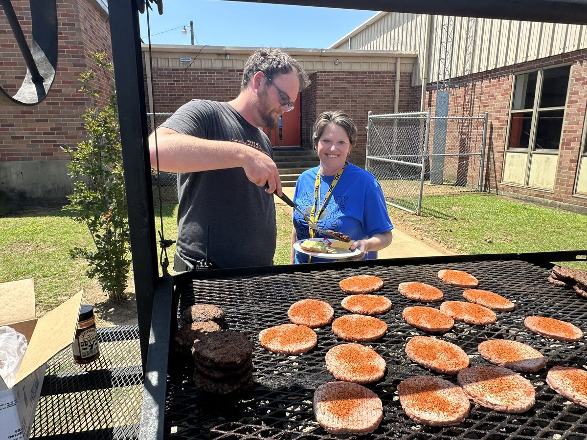 Great time showing our appreciation for the @WestwoodElem903 staff!! Beautiful day to cook burgers and say Thanks!!
@WestwoodISD #WWWay #leadership #SmallDistrictDoingBigDistrictThings #suptchat #EduGladiators #leadlap #CelebratED #JoyfulLeaders #WarmDemanders #CrazyPLN #edchat