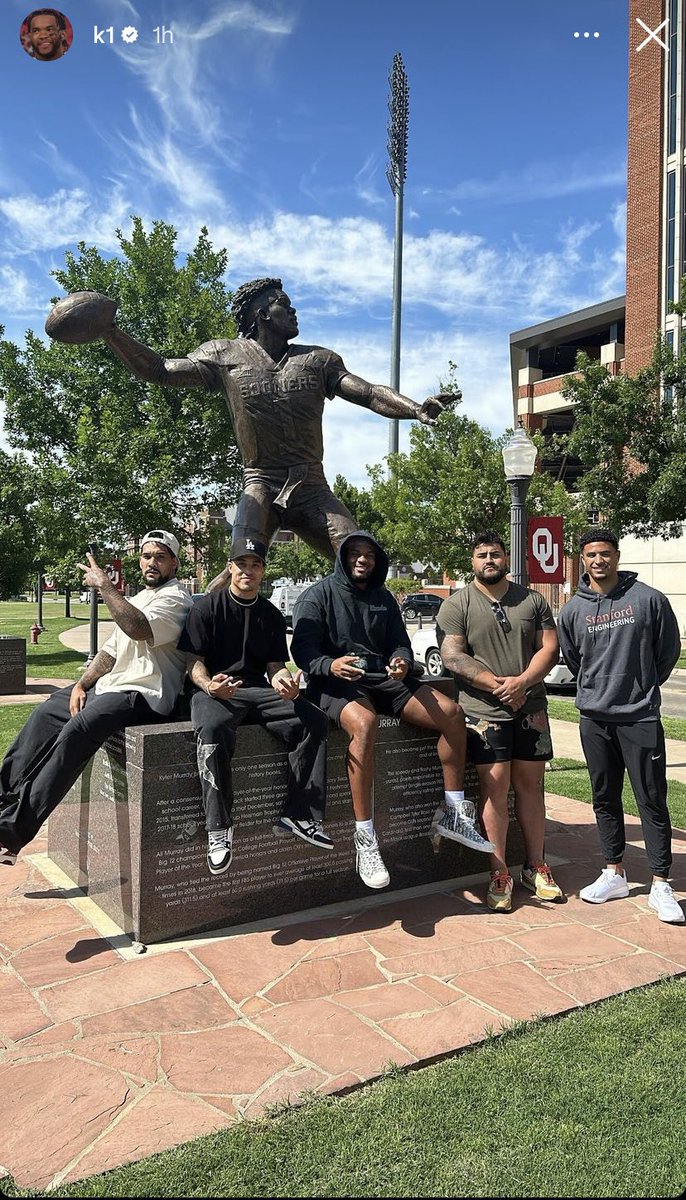 Kyler Murray’s teammates checking out their QB’s statue at OU.

📸: K1 Insta